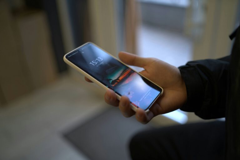 samsung handy foto von vitalii khodzinskyi auf unsplash
