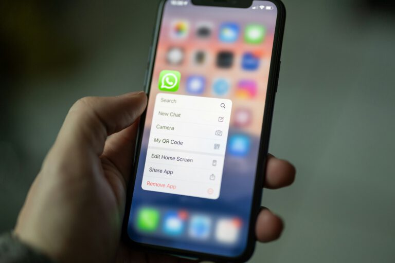 Meta AI in WhatsApp löschen – blau-violetter Meta-AI-Kreis im Messenger auf einem Smartphone