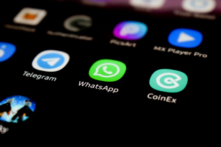 whatsapp sicher machen foto von lonely blue auf unsplash