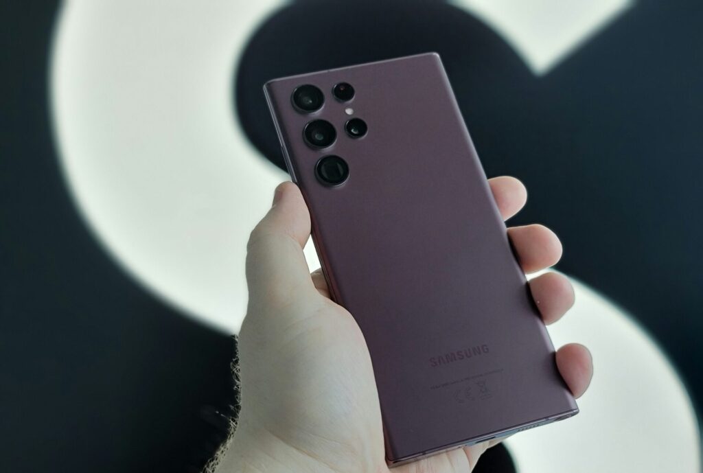 Versteckte Samsung-Funktionen – Hand hält ein Samsung Galaxy Smartphone, auf dem geheime One-UI-Funktionen eingerichtet werden