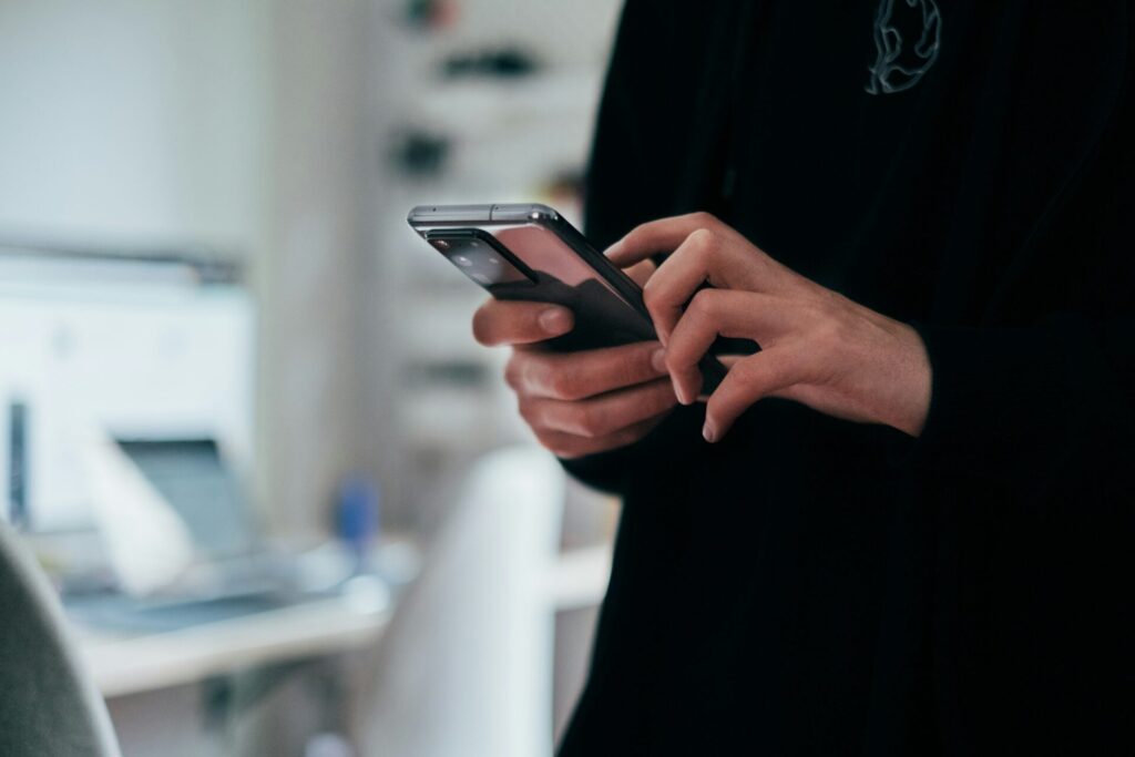 Peinliche E-Mail-Adresse ändern – Person richtet am Smartphone eine neue seriöse E-Mail-Adresse ein