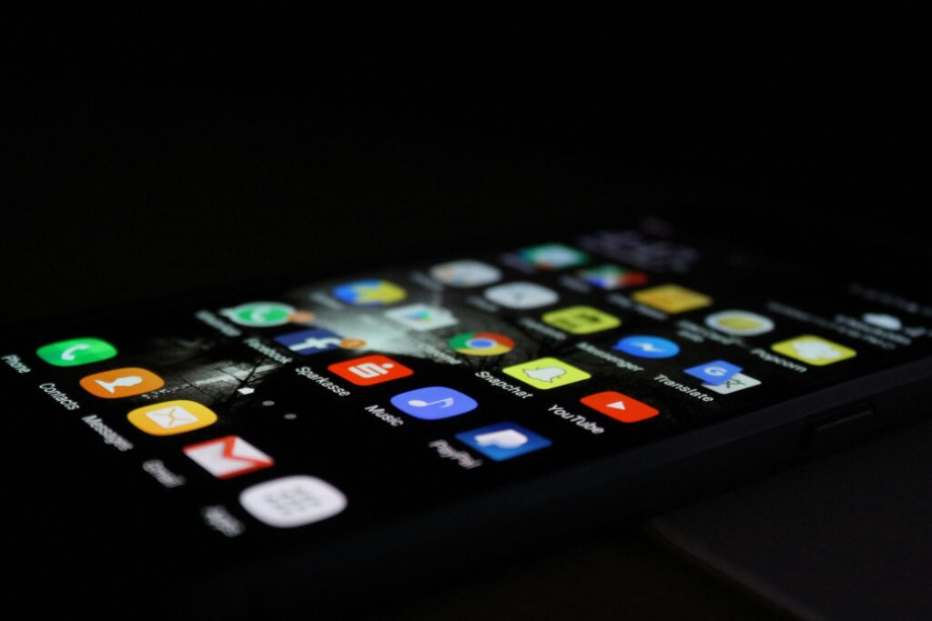 WhatsApp-Betrugsmaschen erkennen – Smartphone mit WhatsApp- und Banking-Apps im Dunkeln als Symbol für Betrug per Messenger